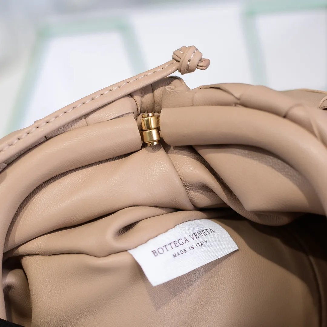 BV cloud bag is in stock, coarse weave, large plaid weave, the pouch cloud bag. Needless to say, this year's most popular bag is not without its reason. The minimalist and slightly wrinkled design is both advanced and a bit lazy. After the new designer came, he directly changed it to a large weave and became super young. It also has a touch of fashion. You must buy it. This year's must-have bag. Size: 22×12×7cm. Real shot ❤️